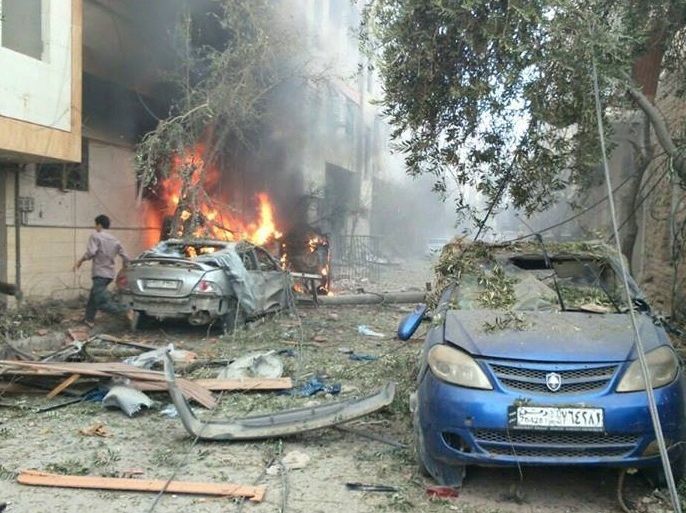 قالت شبكة سوريا مباشر إن ثلاثة أطفال قتلوا وأصيب عشرات المدنيين جراء غارات طيران النظام على مدينة دوما.