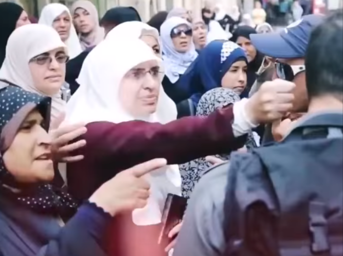 1 - صورة من أنشودة أخت المرجلة التي حذفت عدة مرات من يوتيوب والتي تتحدث عن المرابطات في المسجد الأقصى وحققت انتشاراً واسعاً