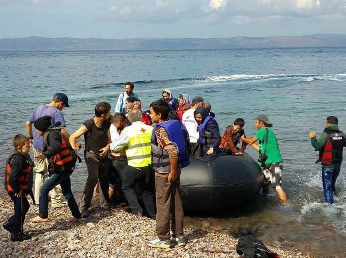 مجموعة لاجئين سوريين لدى وصولهم إلى جزيرة ميتيليني في بحر إيجة