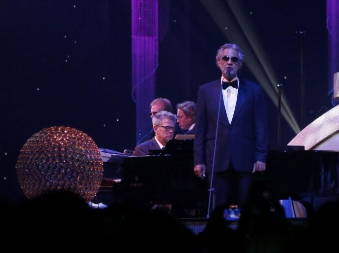 Andrea Bocelli (R) and David Foster perform at the 67th Annual Primetime Emmy Awards Governors Ball in Los Angeles, California September 20, 2015. REUTERS/Mario Anzuoni