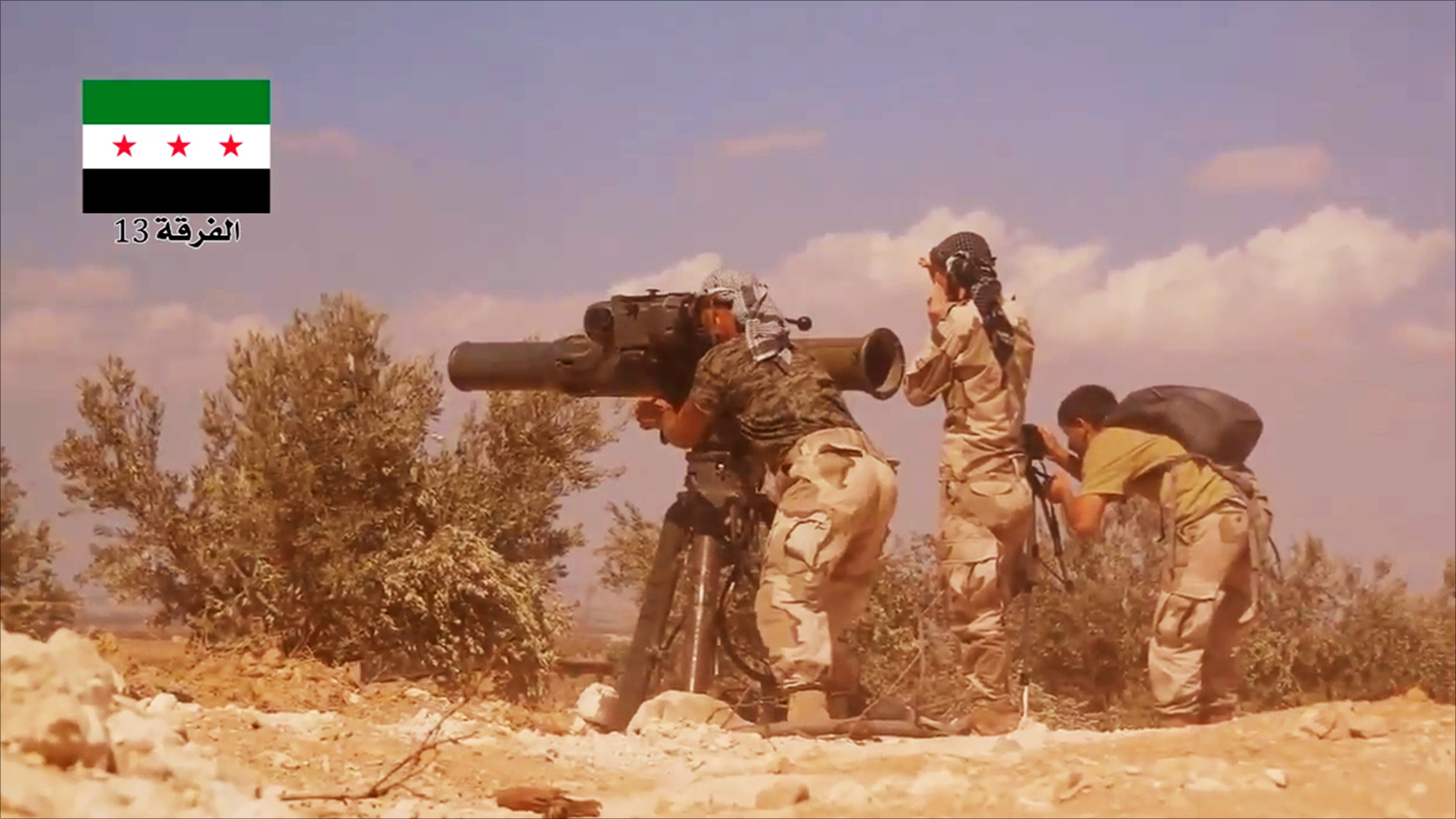 ‪المعارضة السورية خلال استهدافها دبابة تي 72 بريف حماة‬ (ناشطون)