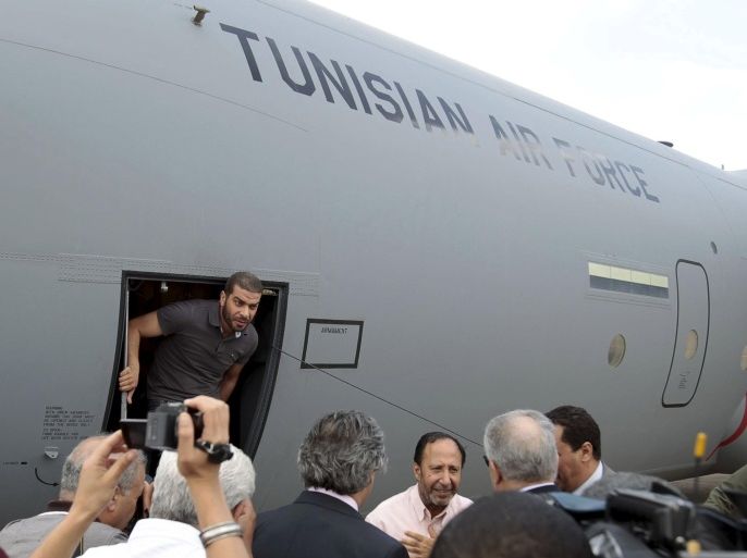 Tunisian diplomatic staff who were kidnapped in Libya a week ago, arrive at the airport in Tunis, Tunisia June 19, 2015. Ten members of Tunisia's diplomatic staff kidnapped in Libya a week ago have been freed and returned to Tunis on Friday, and the Tunisian government has shut down its consular operations in Tripoli. REUTERS/Zoubeir Souissi