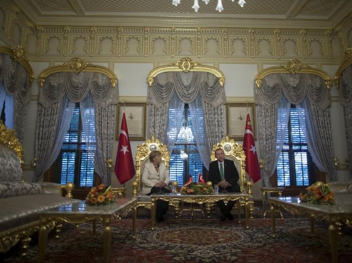 German Chancellor Angela Merkel (L) meets with Turkish President Tayyip Erdogan in Istanbul, Turkey, October 18, 2015. Turkish President Tayyip Erdogan said on Sunday he had asked German Chancellor Angela Merkel, who is visiting Istanbul, as well as France, Britain and Spain for support on accelerating Turkey's bid for membership of the European Union. REUTERS/Tolga Bozoglu/Pool