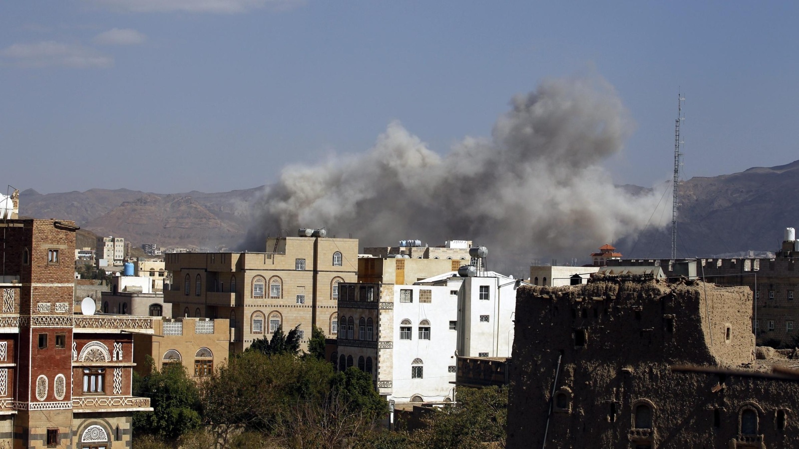 التحالف استهدف كلية الشرطة وسط صنعاء في غاراته أمس(الأوروبية)