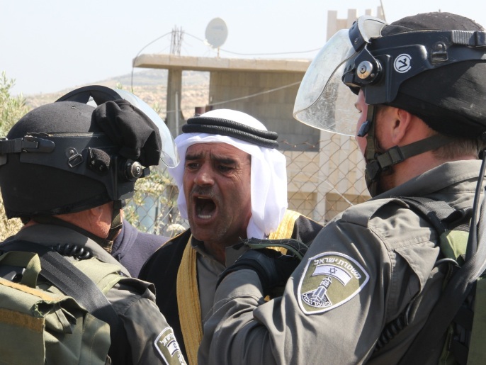 زياد أبو هليل أثناء احتجاجه على تجريف أراض غرب الخليل في مايو/أيار الماضي (الجزيرة)