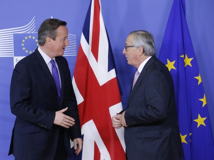 British Prime Minister David Cameron (L) is welcomed by European Commission President Jean Claude Juncker (R) prior to a meeting ahead of the EU Summit in Brussels, Belgium, 15 October 2015. EU Heads of State or Government will focus on migration. The completion of the Economic and Monetary Union and the state of play on the British referendum are also topics to be discussed.