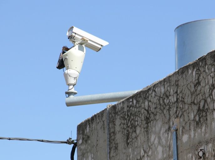 كاميرات مراقبة إسرائيلية على منزل فلسطيني قرب بؤرة تل الرميدة الاستيطانية في الخليل