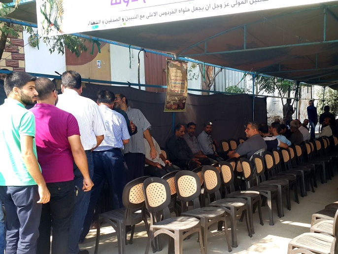 ‪بيت عزاء الشهيد شادي دولة في حي الزيتون بغزة‬ (الجزيرة)