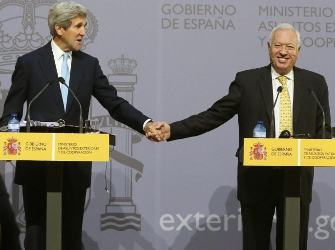 Spanish foreign Minister, Jose Manuel Garcia-Margallo (R), and US Secretary of State, John Kerry (L), hold hands during a press conference at the Santa Cruz Palace in Madrid, Spain, 19 October 2015. Kerry and Garcia-Margallo came to an agreement on the cleaning of contaminated soil in Palomares, southern Spain. Back in 1966 two aircraft of the US army, carrying four thermonuclear bombs, crashed near the coast of Palomares, southern Spain. Due to the crash, three bombs fell on the countryside and a fourth one in the sea contaminating the area.