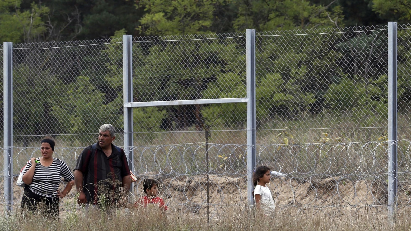 تسييج الحدود المجرية أمام اللاجئين أضاف أعباء جديدة على سلطات سلوفينيا ودول الجوار (أسوشيتد برس)