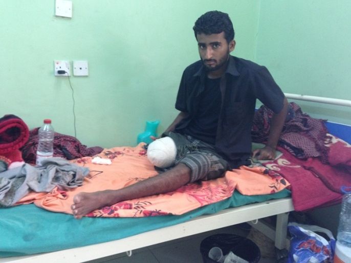جريح بترت ساقه خلال الحرب التي شنها الحوثيين على عدن يتلقى العلاج في مستشفى تابع للهلال الأحمر القطري بعدن في اليمن
