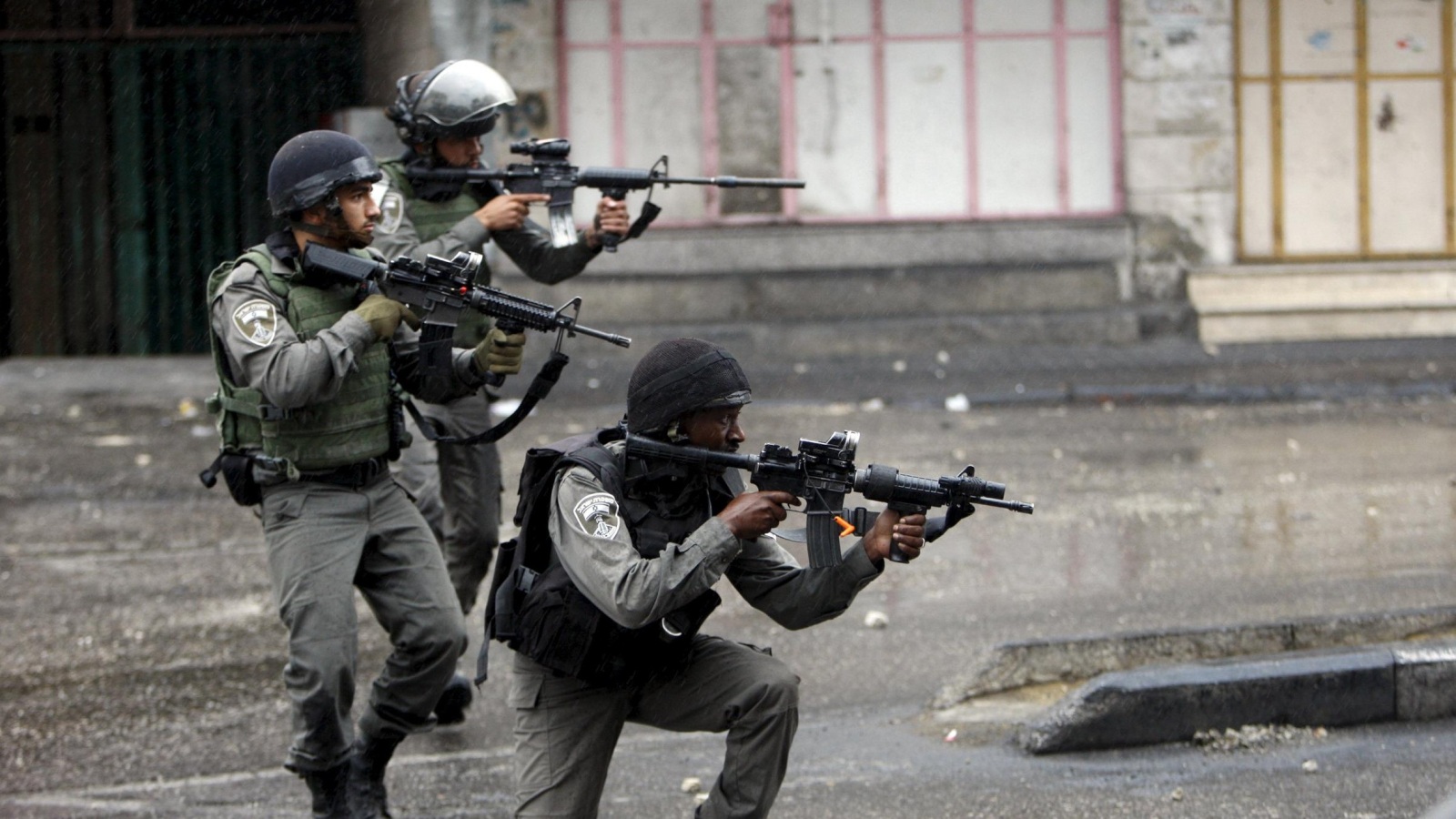 ‪(رويترز)‬  لا يتورع جنود الاحتلال الإسرائيلي عن إطلاق الرصاص على الأطفال الفلسطينيين