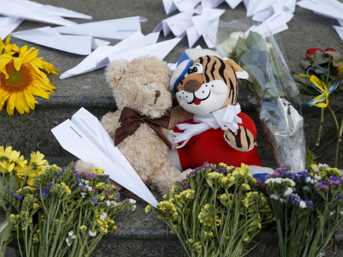 ‪زهور وطائرات ورقية وضعت خارج سفارة هولندا في‬ (رويترز)
