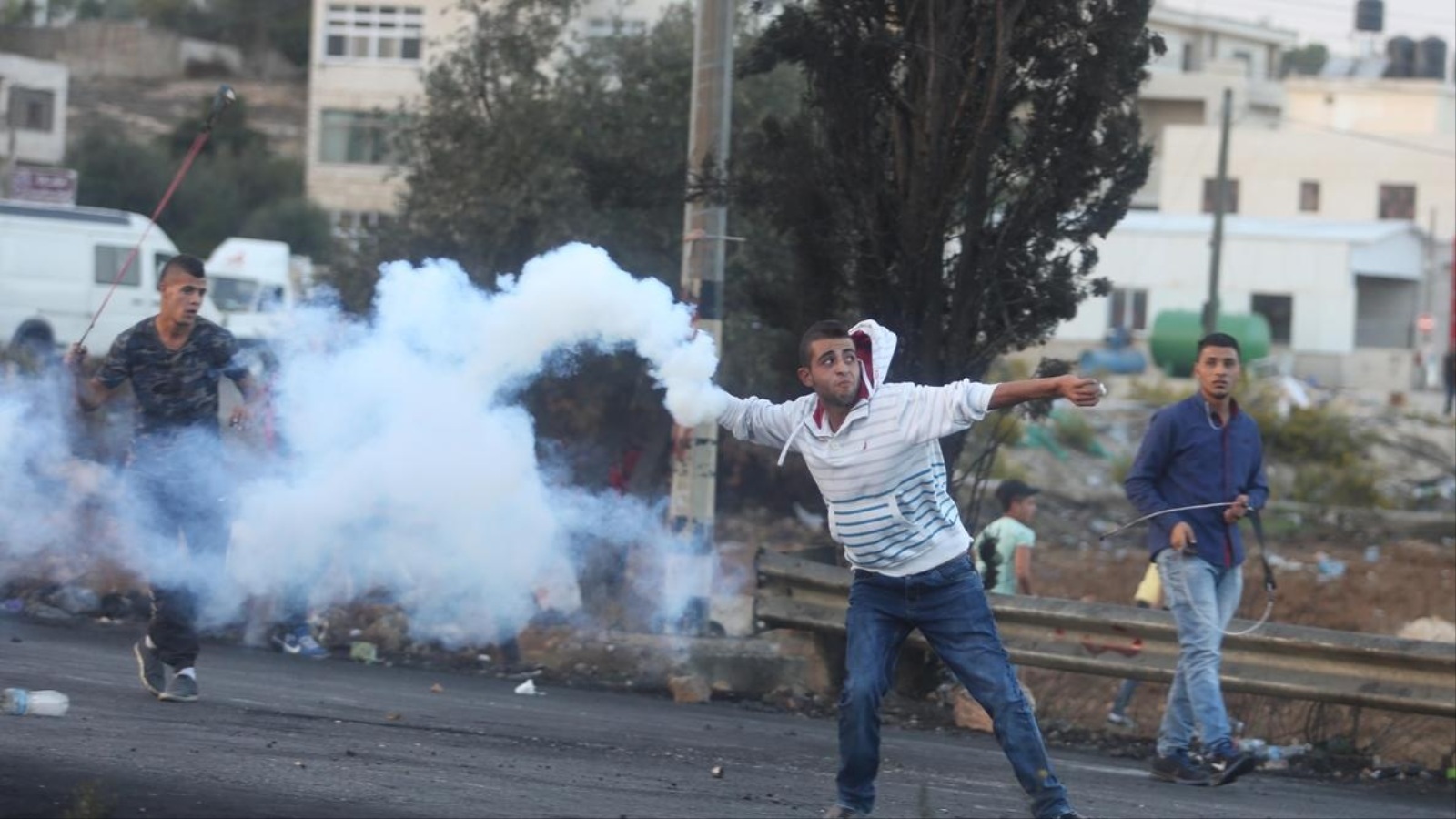 مواجهات بين شبان فلسطينيين وقوات الاحتلال على حاجز بيت إيل على المدخل الشمالي لمدينة البيرة (الأناضول)