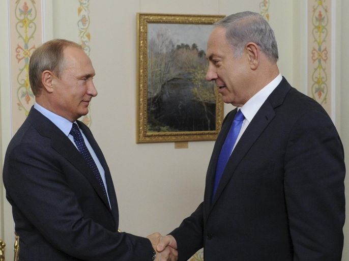 Russian President Vladimir Putin (L) and Israeli Prime Minister Benjamin Netanyahu shake hands during their meeting at the Novo-Ogaryovo state residence outside Moscow, Russia, September 21, 2015. Netanyahu said his visit to Moscow on Monday was aimed at preventing clashes between Russian and Israeli military forces in the Middle East. REUTERS/Mikhail Klimentyev/RIA Novosti/Pool ATTENTION EDITORS - THIS IMAGE HAS BEEN SUPPLIED BY A THIRD PARTY. IT IS DISTRIBUTED, EXACTLY AS RECEIVED BY REUTERS, AS A SERVICE TO CLIENTS.