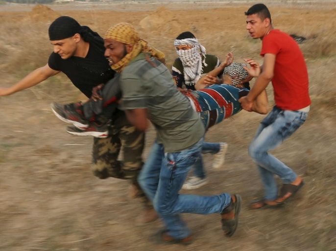 A wounded Palestinian protester is evacuated during clashes with Israeli troops near the border between Israel and Central Gaza Strip October 18, 2015. Forty-one Palestinians and seven Israelis have died in recent street violence, which was in part triggered by Palestinians' anger over what they see as increased Jewish encroachment on Jerusalem's al-Aqsa mosque compound. REUTERS/Ibraheem Abu Mustafa