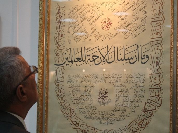 زائر يتفرج على إحدى اللوحات المعروضة في مهرجان الخط العربي في بغداد أكتوبر 2015
