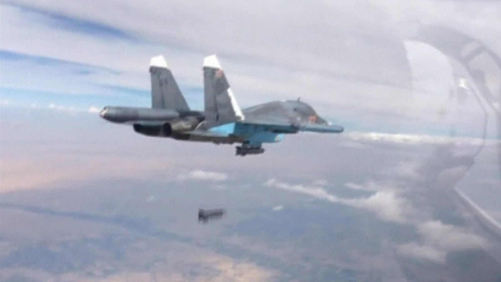 ‪طائرة سوخوي 34 روسية تقصف هدفا في سوريا ضمن الحملة المستمرة منذ ثلاثة أسابيع‬ (رويترز)