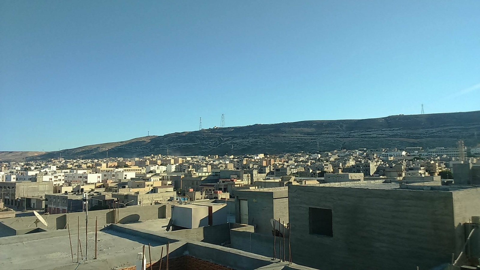 ‪صورة لمدينة درنة الليبية تظهر فيها مرتفعات الفتائح شرق المدينة‬ (الجزيرة)