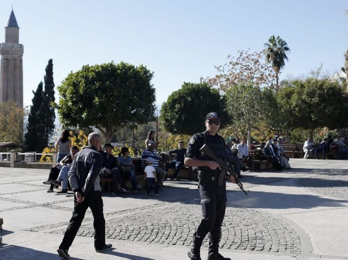 A Turkish police guards with his gun in Antalya city center, 14 November 2015. In additional to discussions on the global economy, the G20 grouping of leading nations is set to focus on Syria during its summit this weekend, including the refugee crisis and the threat of terrorism.