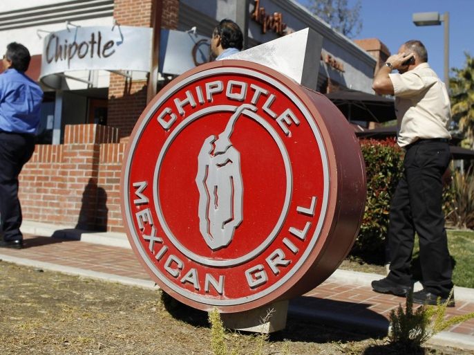 People arrive at a Chipotle Mexican Grill restaurant in Redlands, California in this file photo taken February 9, 2011. Chipotle Mexican Grill Inc on Thursday reported a bigger-than-expected increase in sales at established restaurants and a nearly 30 percent rise in earnings, sending shares up more than 10 percent in extended trading. REUTERS/Lucy Nicholson/Files (UNITED STATES - Tags: BUSINESS) FOOD