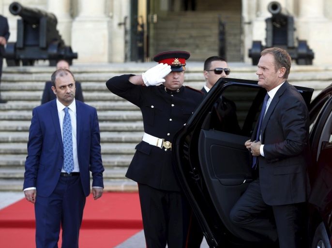 European Council President Donald Tusk (R) arrives at the office of Malta's Prime Minister Joseph Muscat before the Valletta Summit on migration in Valletta, Malta, November 10, 2015. European Union (EU) leaders are to meet counterparts from Africa and the Middle East at the summit in Malta on November 11-12 to discuss ways to handle unprecedented refugee and migrant flows. REUTERS/Darrin Zammit Lupi MALTA OUT. NO COMMERCIAL OR EDITORIAL SALES IN MALTA