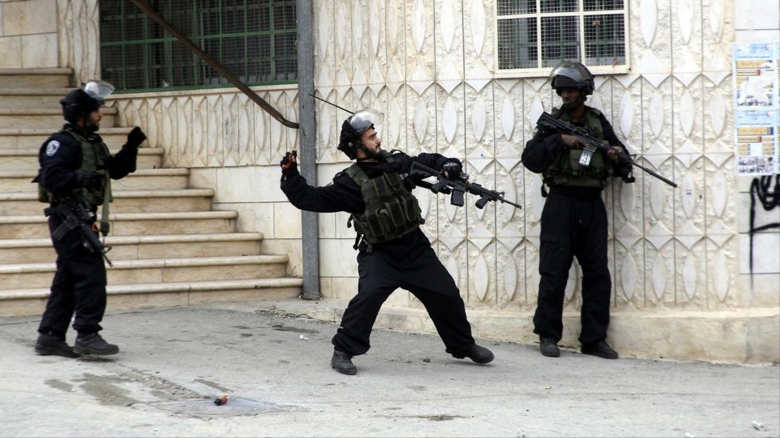 ‪مواجهات بين قوات الاحتلال وشبان فلسطينيين بمدينة الخليل‬ ظهر اليوم 