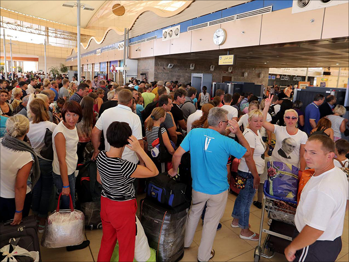 سياح بريطانيون ينتظرون إجلاءهم من شرم الشيخ (الأوروبية)