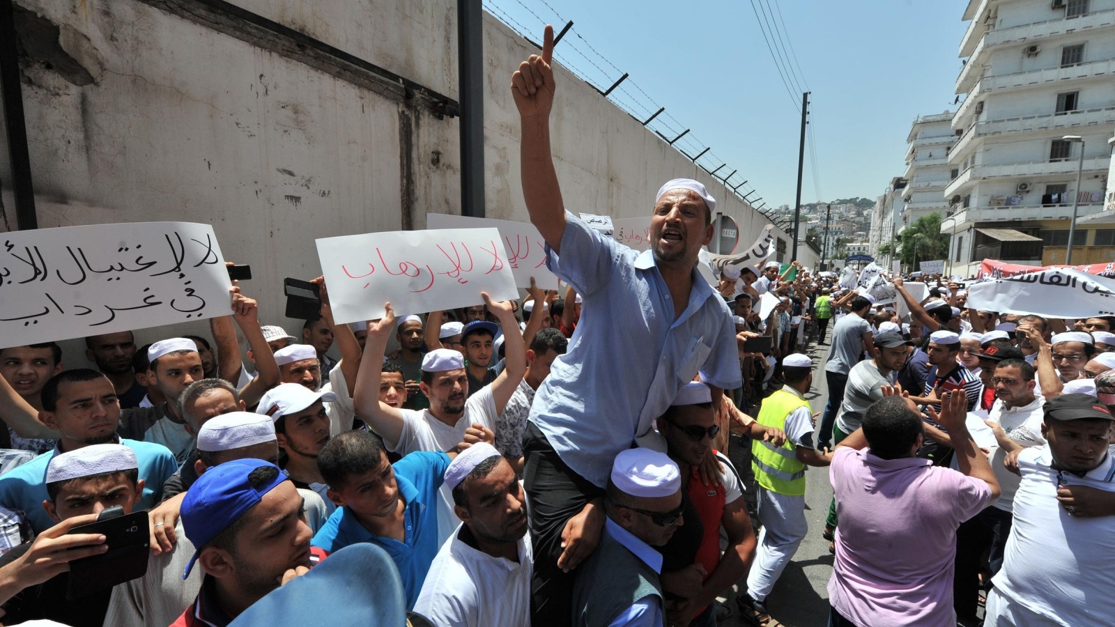 ‪احتجاجات قرب دار الصحافة بالجزائر العاصمة على خلفية أحداث غرداية‬ (أسوشيتد برس)