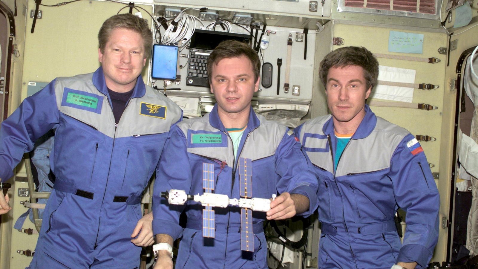 أفراد البعثة الأولى لمحطة الفضاء الدولية وهم من اليسار إلى اليمين