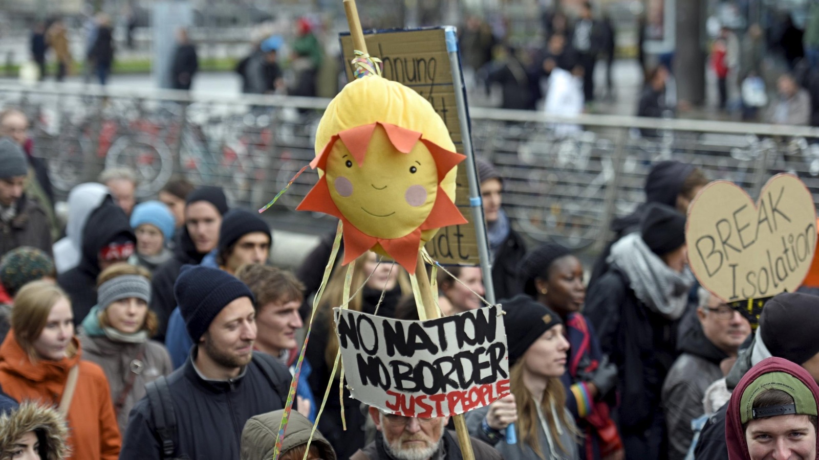 ‪مظاهرة في هامبورغ الألمانية مؤيدة لاستضافة اللاجئين‬ (رويترز)