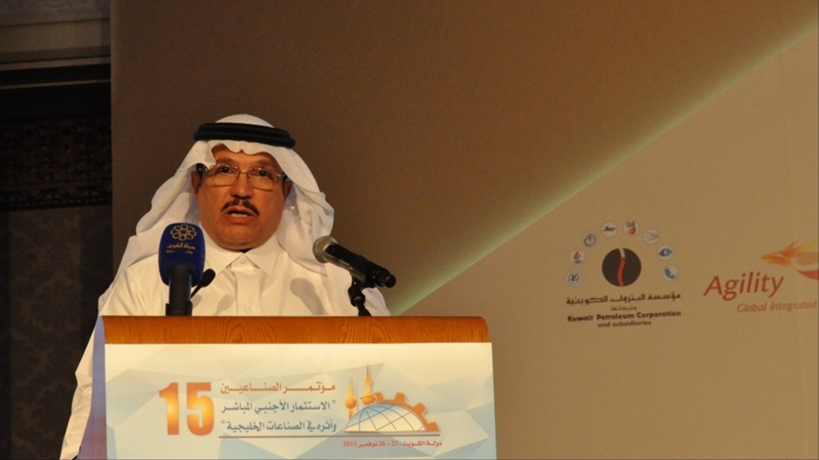 ‪الأمين العام لمنظمة الخليج للاستشارات الصناعية يتلو توصيات مؤتمر الصناعيين‬ (الجزيرة)