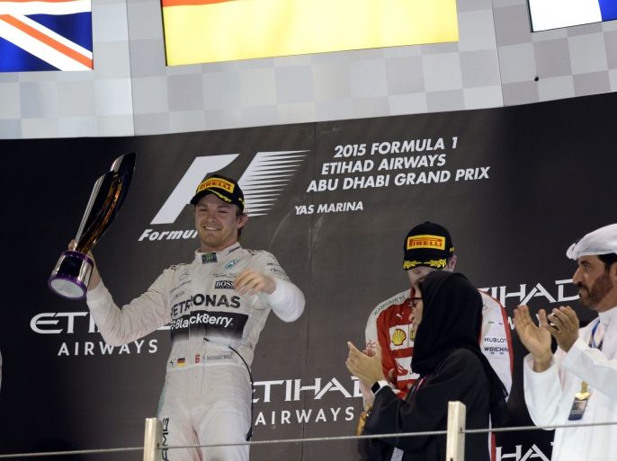 TG1861 - Abu Dhabi, -, UNITED ARAB EMIRATES : Mercedes AMG Petronas F1 Team's German driver Nico Rosberg (L) celebrates winnig the Abu Dhabi Formula One Grand Prix at the Yas Marina circuit on November 29, 2015. AFP PHOTO / TOM GANDOLFINI