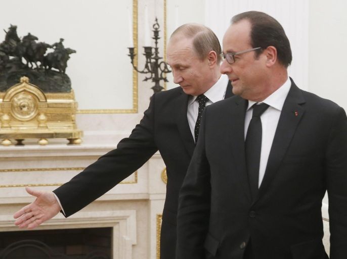 Russian President Vladimir Putin (L) welcomes French President Francois Hollande (R), during their meeting in Moscow Kremlin, Russia, 26 November 2015. Francois Holland arrived in Moscow to discuss coordination in their common struggle against so called Islamic State terrorist formation in Syria. EPA/SERGEI CHIRIKOV/POOL EPA POOL