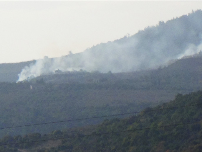 ‪الحرائق تشتعل في جبل التركمان باللاذقية حيث تتواصل الغارات الروسية‬ (الجزيرة)