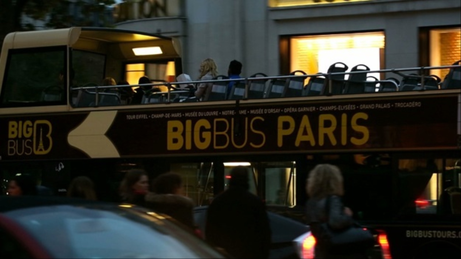 ‪حافلة سياح شبه فارغة في العاصمة الفرنسية باريس‬ (الجزيرة)