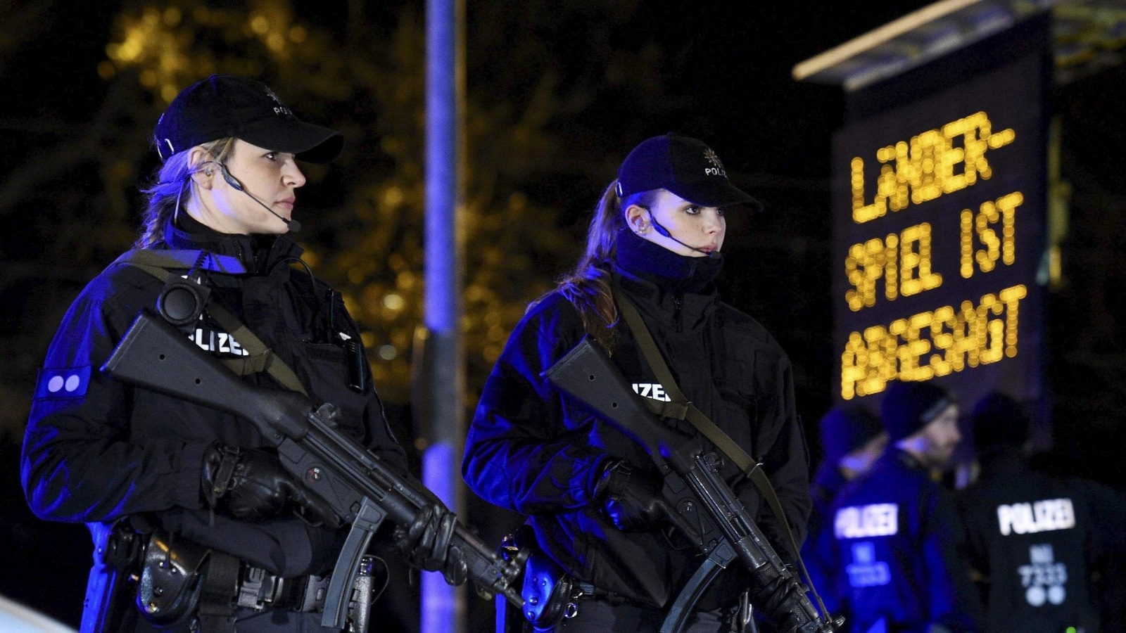 جانب من تواجد الشرطة الألمانية الثلاثاء الماضي بمحيط ملعب هانوفر (رويترز)