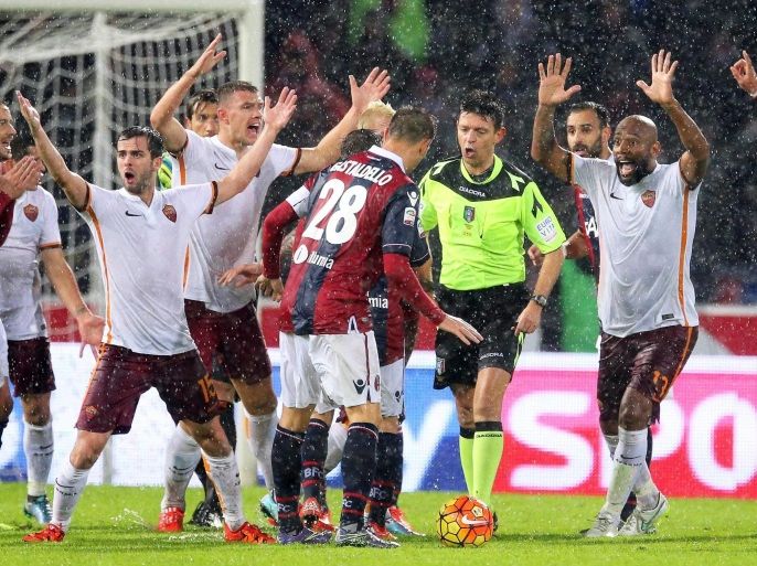 Roma players react during the Italian Serie A soccer match between Bologna FC and AS Roma at Renato Dall'Ara Stadium in Bologna, Italy, 21 November 2015.