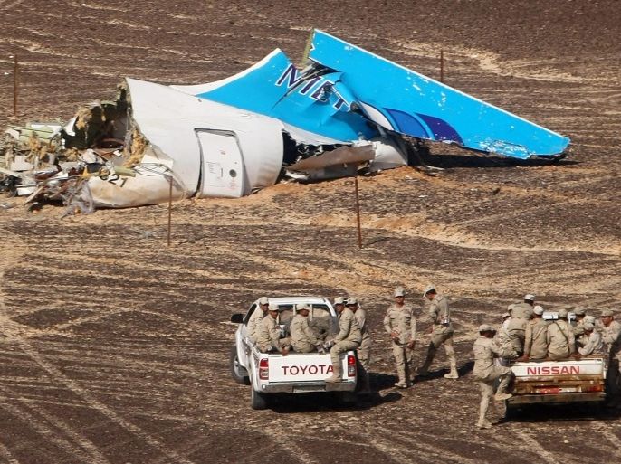 A handout picture provided by the Russian Emergency Ministry press service on 02 November 2015 shows Egyptian servicemen approaching a piece of wreckage of Russian MetroJet Airbus A321 at the site of the crash in Sinai, Egypt, 01 November 2015. The A321 plane of Metrojet en route from Sharm-el-Sheikh, to St. Petersburg crashed in the Sinai, Egypt on 31 October 2015, killing all 224 people on board.