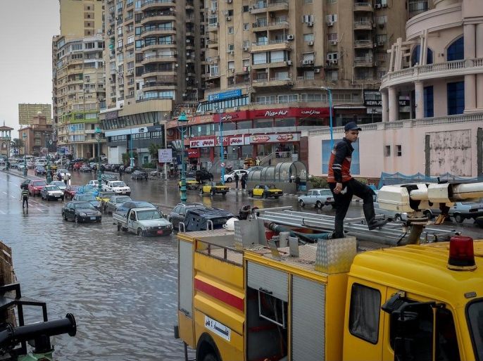 شهدت عدد من مناطق محافظة الجيزة شمال مصر أمطار غزيرة أودت بحياة 12 شخصا وإصابة 95 آخرين