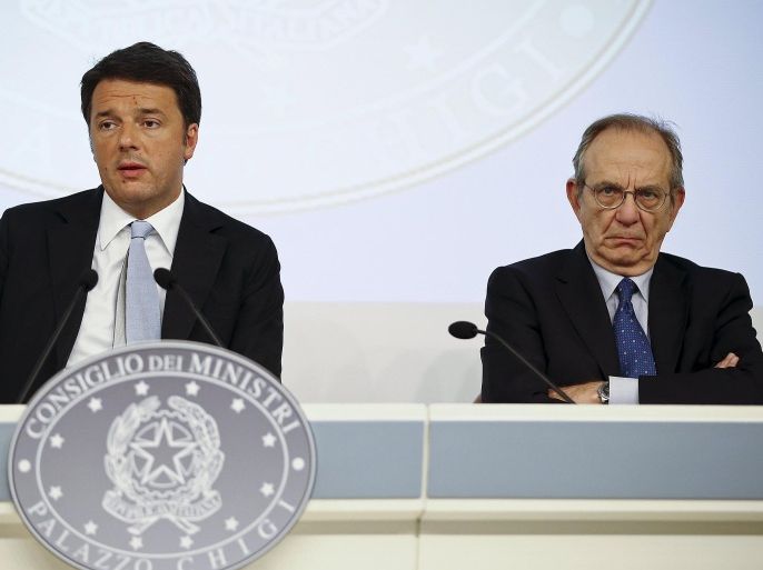 Italy's Prime Minister Matteo Renzi (L) and Economy Minister Pier Carlo Padoan attend a news conference at the end of a cabinet meeting at Chigi Palace in Rome, Italy, October 15, 2015. The Italian government on Thursday approved a growth-orientated budget for 2016 which Renzi said would slash taxes while respecting European Union rules on public finances. REUTERS/Tony Gentile
