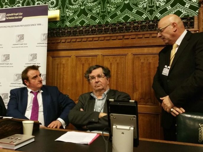 المتحدثون الرئيسيون من اليمين السفير الفلسطيني ببريطانيا مانويل حساسيان والمفكر الفلسطيني كارل صباغ و عضو البرلمان البريطاني تومي شيبرد