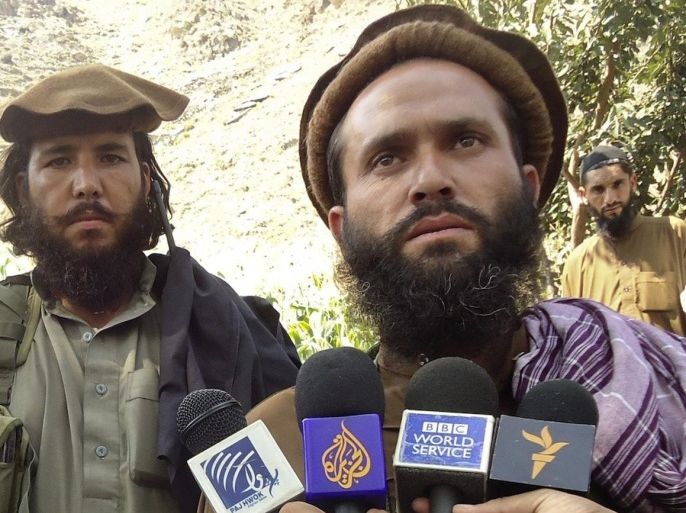Pakistani Taliban group commander Mullah Dadullah (R), who is holding 23 teenagers hostage, speaks to the media in the Afghanistan-Pakistan border area of Kunar and Bajaur tribal region in this September 6, 2011 file photo. A NATO air strike in eastern Afghanistan has killed a commander of the Pakistani Taliban, both NATO and the Taliban said on August 25, 2012. Both sides identified the dead commander as Mullah Dadullah and said several of his comrades were also killed in the attack on Friday. REUTERS/Stringer/Files (AFGHANISTAN - Tags: CIVIL UNREST TPX IMAGES OF THE DAY POLITICS MILITARY OBITUARY PROFILE)