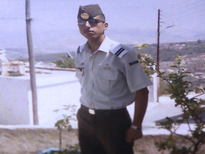 ‪الضابط الأردني أنور أبو زيد في زيه العسكري‬  (الجزيرة)
