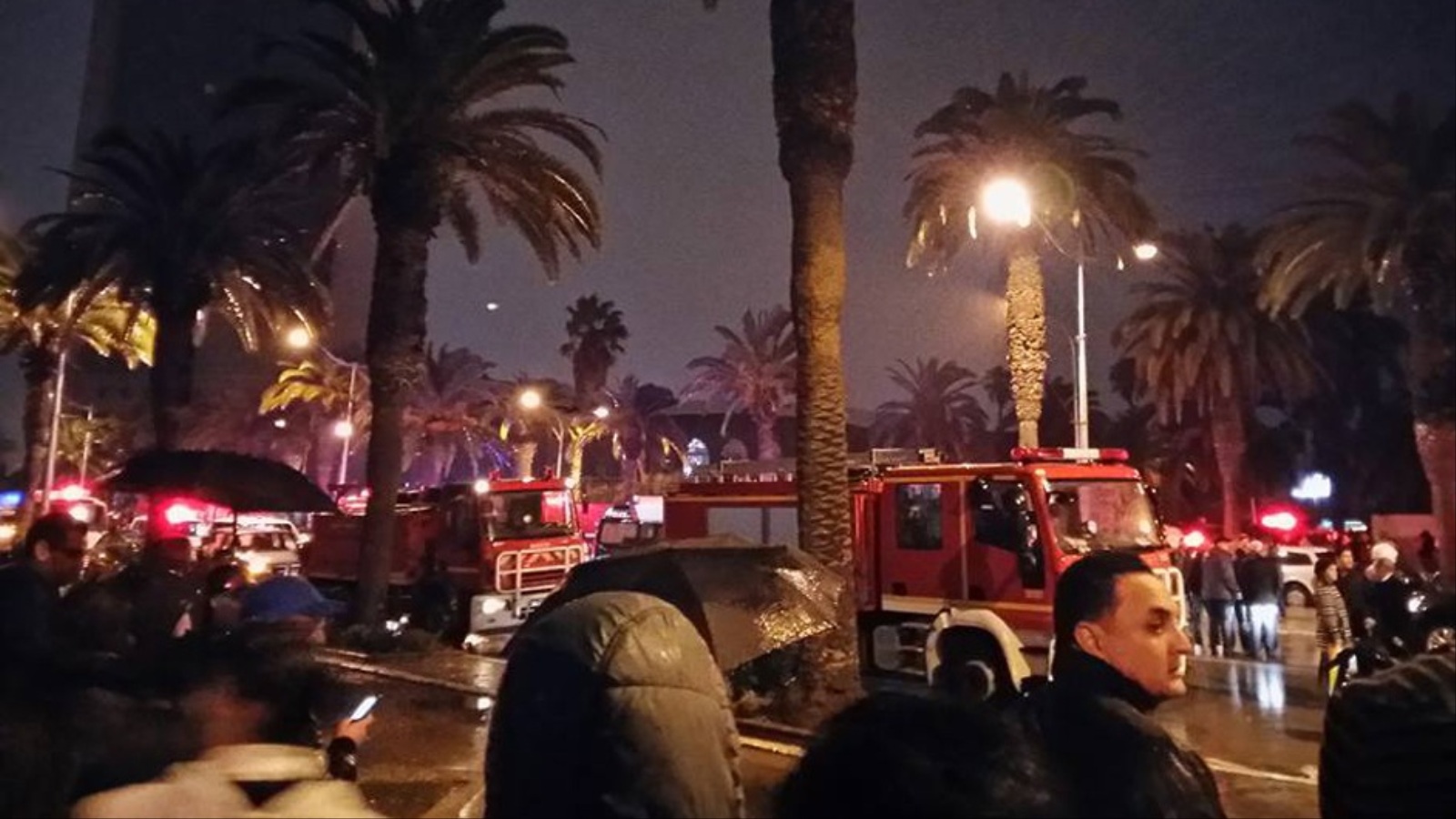 ‪حالة من الاستنفار على مقربة من مكان انفجار حافلة الأمن الرئاسي في تونس العاصمة‬ حالة من الاستنفار على مقربة من مكان انفجار حافلة الأمن الرئاسي في تونس العاصمة (الجزيرة)