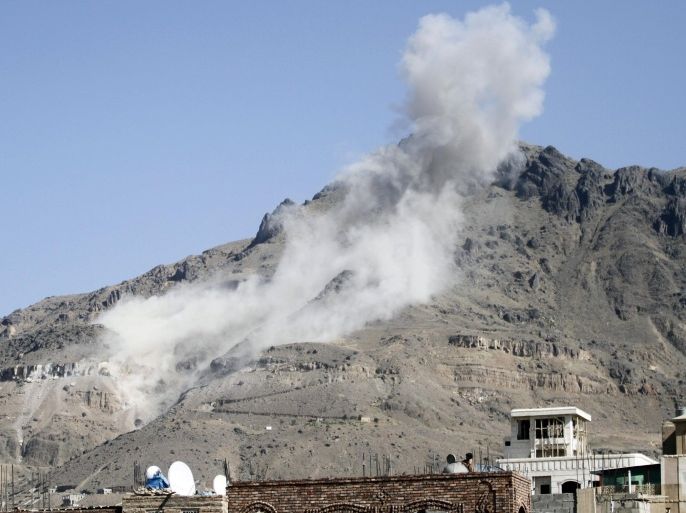 Smoke billows from a military arms depot after it was hit by a Saudi-led air strike on the Nuqom Mountain overlooking Yemen's capital Sanaa, October 10, 2015. The air raids by a Saudi-led coalition have intensified in recent weeks as a Gulf Arab ground force and fighters loyal to exiled President Abd-Rabbu Mansour Hadi prepare a campaign to recapture Sanaa, seized by the Houthis in September 2014. REUTERS/Mohamed al-Sayaghi