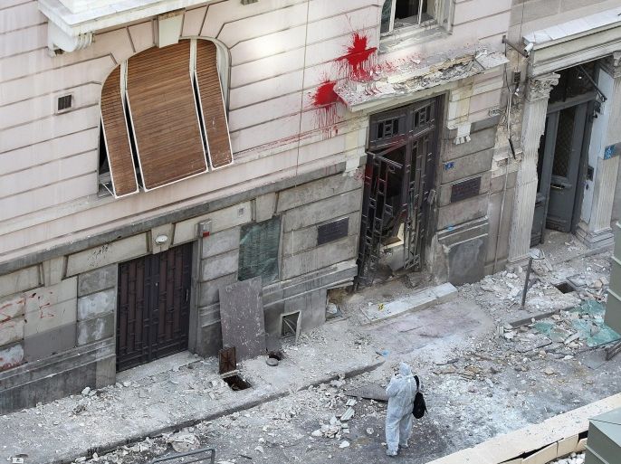 Police expert search for evidence outside the Hellenic Federation of Enterprises (SEV) following a bomb explosion in central Athens, Greece, 24 November 2015. A powerful blast damaged the entrance to the Hellenic Federation of Enterprises (SEV) on Tuesday, near Syntagma Square in Athens.