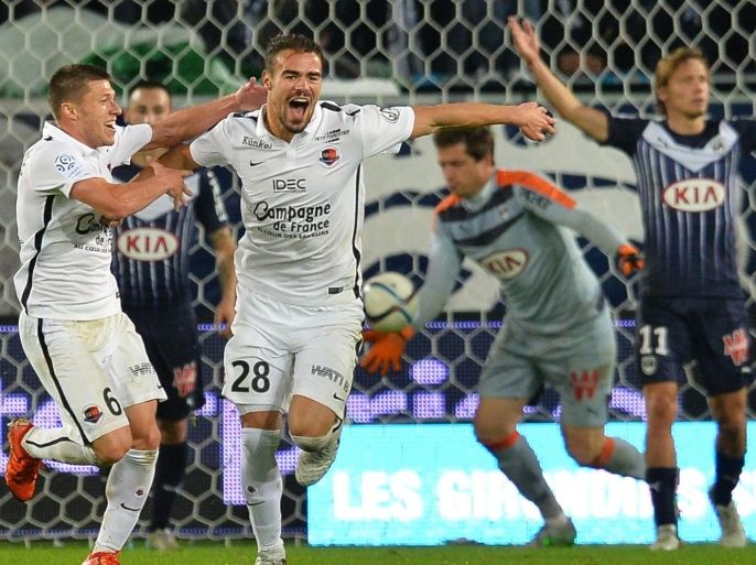 NT215 - Bordeaux, Gironde, FRANCE : Caen's French defender Damien Da Silva (C) celebrates with teammates after scoring a goal during the French L1 football match between Bordeaux and Caen on November 29, 2015 at the Matmut Atlantique stadium in Bordeaux, southwestern France. AFP PHOTO / NICOLAS TUCAT