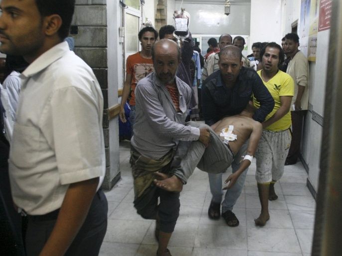 ATTENTION EDITORS - VISUAL COVERAGE OF SCENES OF INJURY OR DEATH People carry a man at a hospital after he was injured by a shelling during clashes between Houthi militants and pro-government militants in Yemen's southwestern city of Taiz October 26, 2015. REUTERS/Stringer EDITORIAL USE ONLY. NO RESALES. NO ARCHIVE