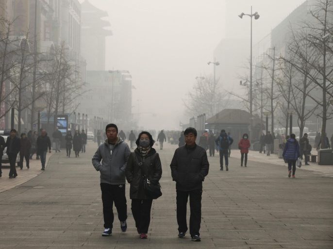 Smog is seen as a family walks along the main street of the Wangfujing district of Beijing, China, 30 November 2015. The air quality index in parts of Beijing reached PM 2.5 readings of at least 500 micrograms per cubic meter, considered to be a hazardous level. Authorities in the Chinese capital had repeatedly warned of 'severe pollution' and advised the capital's 20 million inhabitants to stay indoors.